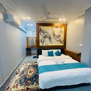 Guru Hotel And Lodge